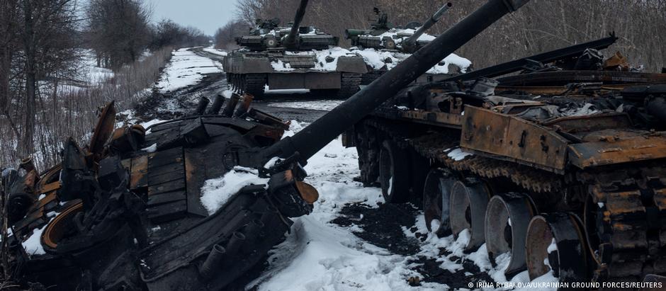 Tanques russos destruídos na região de Sumy, na Ucrânia