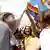 Schüler protestieren mit Regenbogenflaggen 