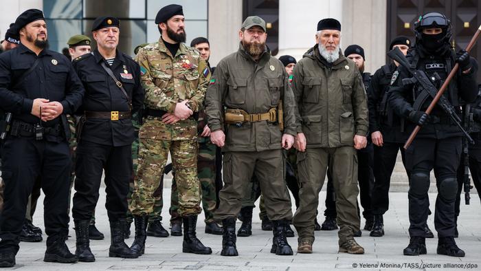 Рамзан Кадиров с чеченски войници, които се готвят да се сражават в Украйна.