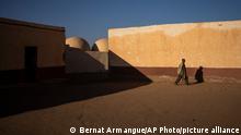 13.10.2021
FILE - A Sahrawi man walks on the patio of a closed school in Bir Lahlou, Western Sahara, Wednesday, Oct. 13, 2021. Morocco’s royal palace says that Spain’s prime minister has told the Moroccan king that a proposal for establishing an autonomous Western Sahara under Rabat’s rule is “the most serious, realistic and credible” initiative for resolving a decades-long dispute over the vast territory. The palace says Friday, March 18, 2021 that, in a letter to King Mohammed VI, Prime Minister Pedro Sánchez recognized “the importance of the Sahara issue for Morocco” and that “Spain considers the autonomy initiative presented by Morocco in 2007, as the basis, the most serious, realistic and credible, for resolving the dispute. (AP Photo/Bernat Armangue, File)