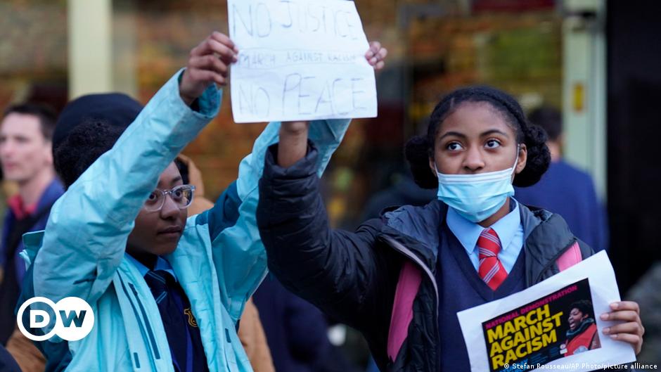 Nach Leibesvisitation: Schülerin verklagt Londoner Polizei