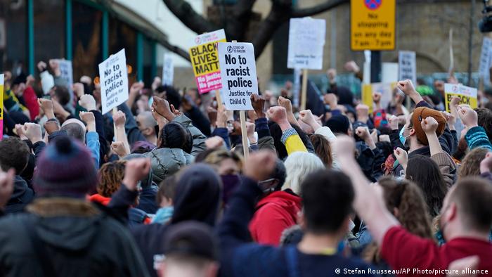 Protest vor einer Polizeistation in London. Auf den Schildern der Demonstranten steht Nein zum Rassismus bei der Polizei und Gerechtigkeit für Kind Q und Black Lives Matter