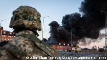 Rauch steigt nach einem Angriff über einem ehemaligen Einkaufszentrum auf, das als Waffendepot des ukrainischen Militärs benutzt worden sein soll. +++ dpa-Bildfunk +++