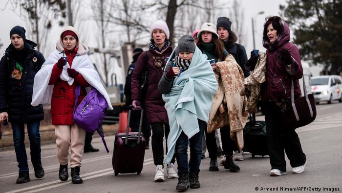 آوارگان اوکراینی در مرز اوکراین و رومانی در شهر سیرت واقع در شمال رومانی؛ بیش از سه میلیون نفر از زمان شروع تهاجم روسیه به اوکراین از این کشور فرار کرده‌اند. به گزارش آژانس مهاجرت سازمان ملل متحد حدود نیمی از این پناهجویان خردسال هستند. 