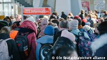 Rund 650 Flüchtlinge aus der Ukraine kommen mit einem Sonderzug an der Hannover Messe an. +++ dpa-Bildfunk +++