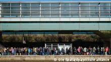 Geflüchtete aus der Ukraine warten an einem überfüllten Bahnsteig auf die Weiterfahrt zum Hauptbahnhof. Rund 650 Flüchtlinge sind mit einem Sonderzug an der Hannover Messe angekommen.