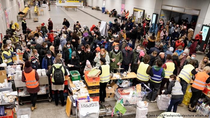 Berlin Tren İstasyonu'nda mültecilere yardım için oluşturulan bir stand. 