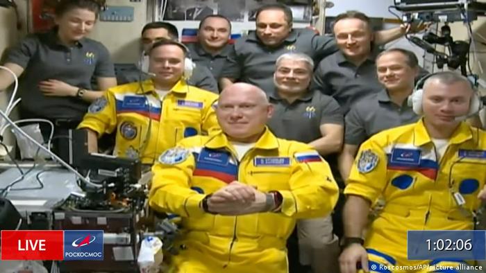 Sergey Korsakov, Oleg Artemyev und Denis Matveyev wearing their yellow uniforms in the International Space Station