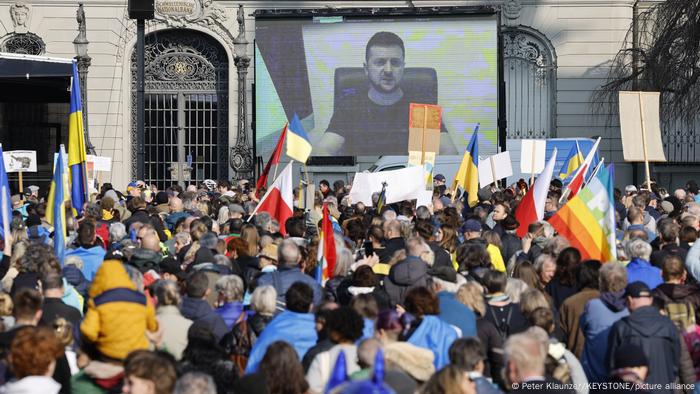 Zelenskiy, Bern'deki bir destek gösterisine canlı bağlandı. 