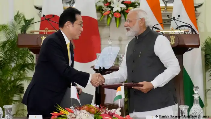圖為印度總理莫迪此次在新德里簽署協議時與日本首相岸田文雄握手。