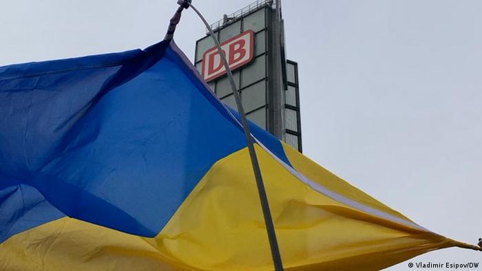 Украинский флаг на вокзале Берлина