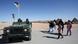 Un grupo de saharauis saluda a los soldados durante una visita del enviado de la ONU Staffan de Mistura el pasado 15 de enero. Un grupo de saharauis saluda a los soldados durante una visita del enviado de la ONU Staffan de Mistura el pasado 15 de enero.