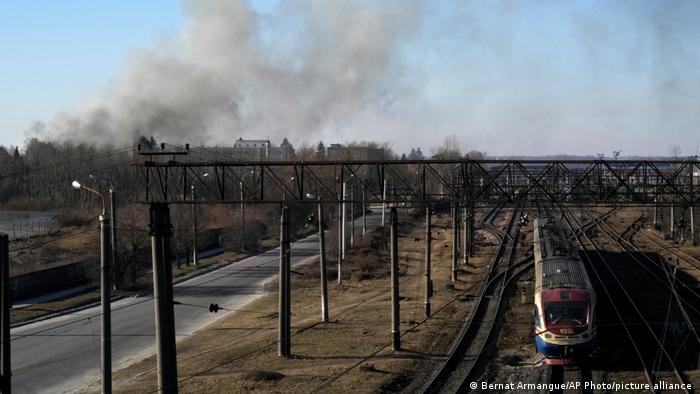 Eine Rauchwolke zeugt von einem Luftangriff auf den Flughafen von Lwiw nahe der Grenze zu Polen