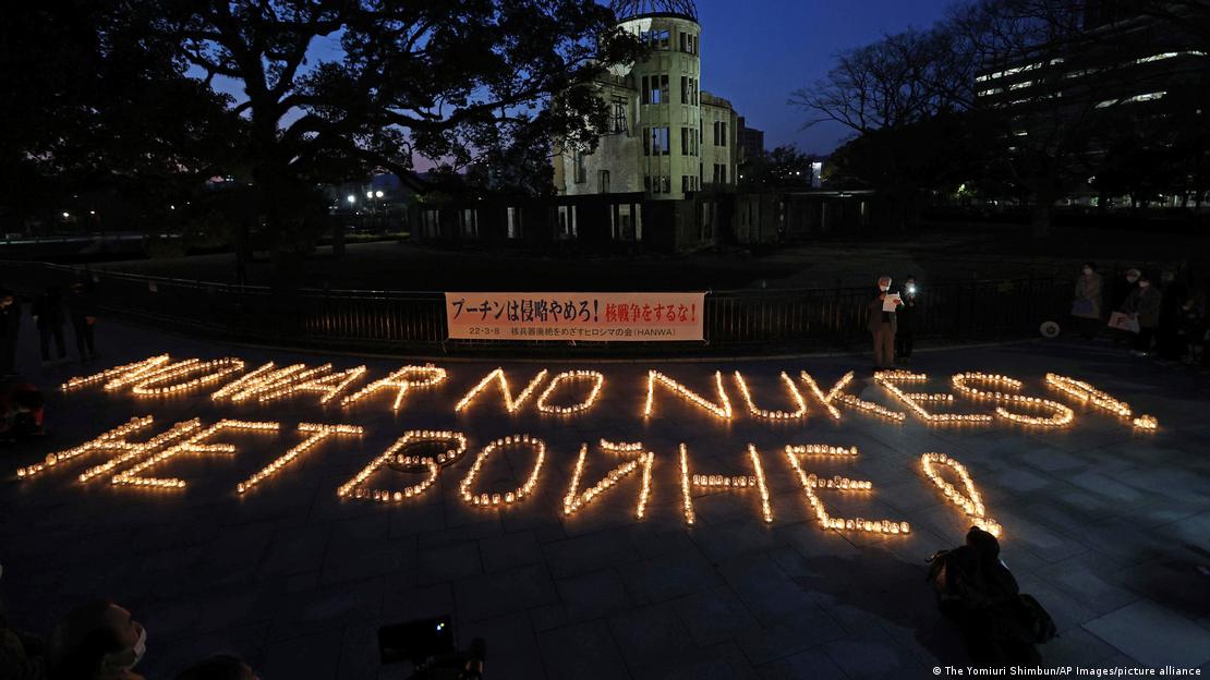Антивоєнні гасла зі свічок у Парку миру в Хіросімі. Фото: The Yomiuri Shimbun/AP Images/picture alliance