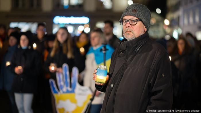 Schriftsteller Michail Schischkin, ukrainische Symbolik im Hintergrund