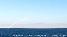 ***Achtung, dieses Bild stammt vom Russischen Verteidigungsministerium** RUSSIA - FEBRUARY, 2022: Pictured in this video screen grab is a Kalibr cruise missile launched in the Black Sea. Video grab. Best possible quality. Russian Defence Ministry/TASS A STILL IMAGE TAKEN FROM A VIDEO PROVIDED 19 FEBRUARY 2022 BY A THIRD PARTY. EDITORIAL USE ONLY PUBLICATIONxINxGERxAUTxONLY TS124566