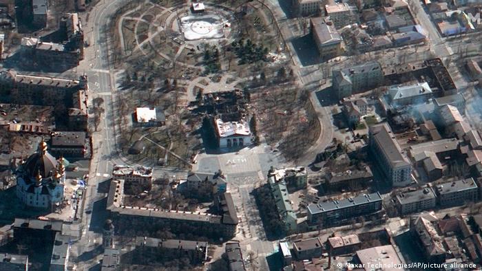 Imagen aérea del teatro de Mariúpol, destruido por los invasores rusos.