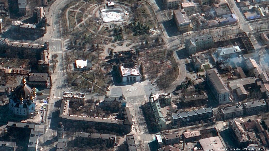 Imagem de sat&eacute;lite mostra destrui&ccedil;&atilde;o no teatro em Mariupol