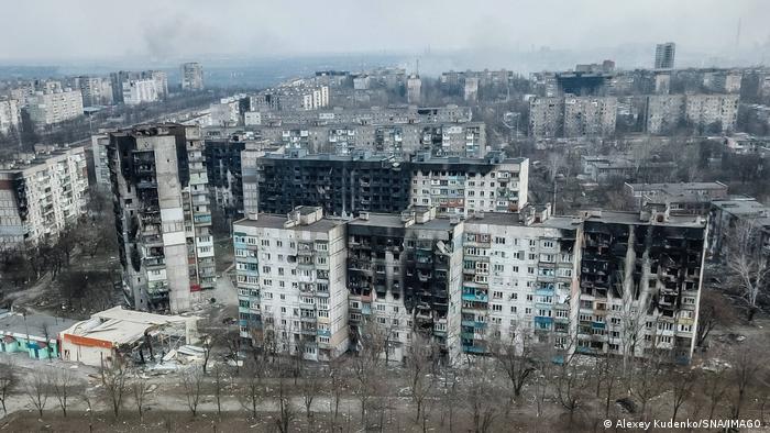 Высотные жилые дома в Мариуполе после обстрела, 18 марта 2022 года
