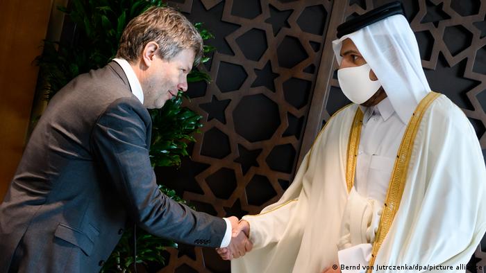 Robert Habeck serrant la main du cheikh Mohammed bin Hamad bin Kasim al-Abdullah Al Thani.  Seul ce dernier porte un masque COVID