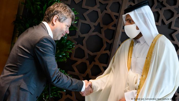 Robert Habeck bowing to Scheikh Mohammed bin Hamad bin Kasim al-Abdullah Al Thani, Minister of Trade for Qatar