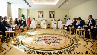 Τουλάχιστον 22 διευθύνοντες σύμβουλοι ενεργειακών κολοσσών συνοδεύουν τον Ρόμπερτ Χάμπερ στο ταξίδι του στο Κατάρ και τα Ηνωμένα Αραβικά Εμιράτα