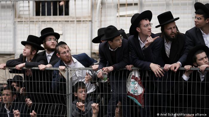 Mourners at the funeral of rabbi Chaim Kanievsky