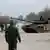 أفراد من القوات الموالية لروسيا على دبابة على مشارف مدينة ماريوبول (20/3/2022)