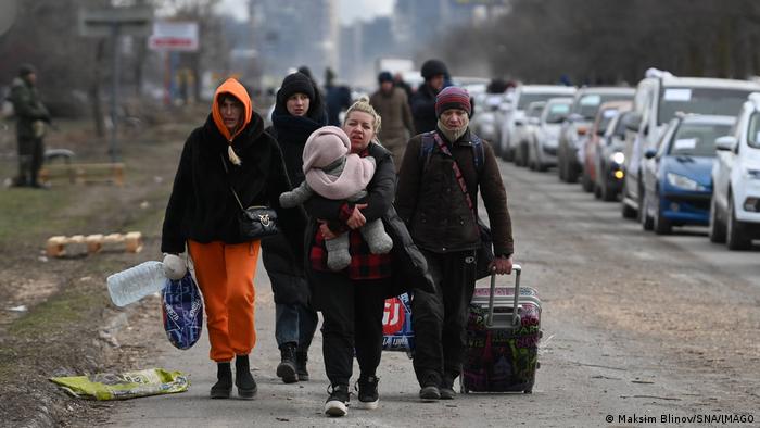 Ukraine Menschen fliehen aus Mariupol 