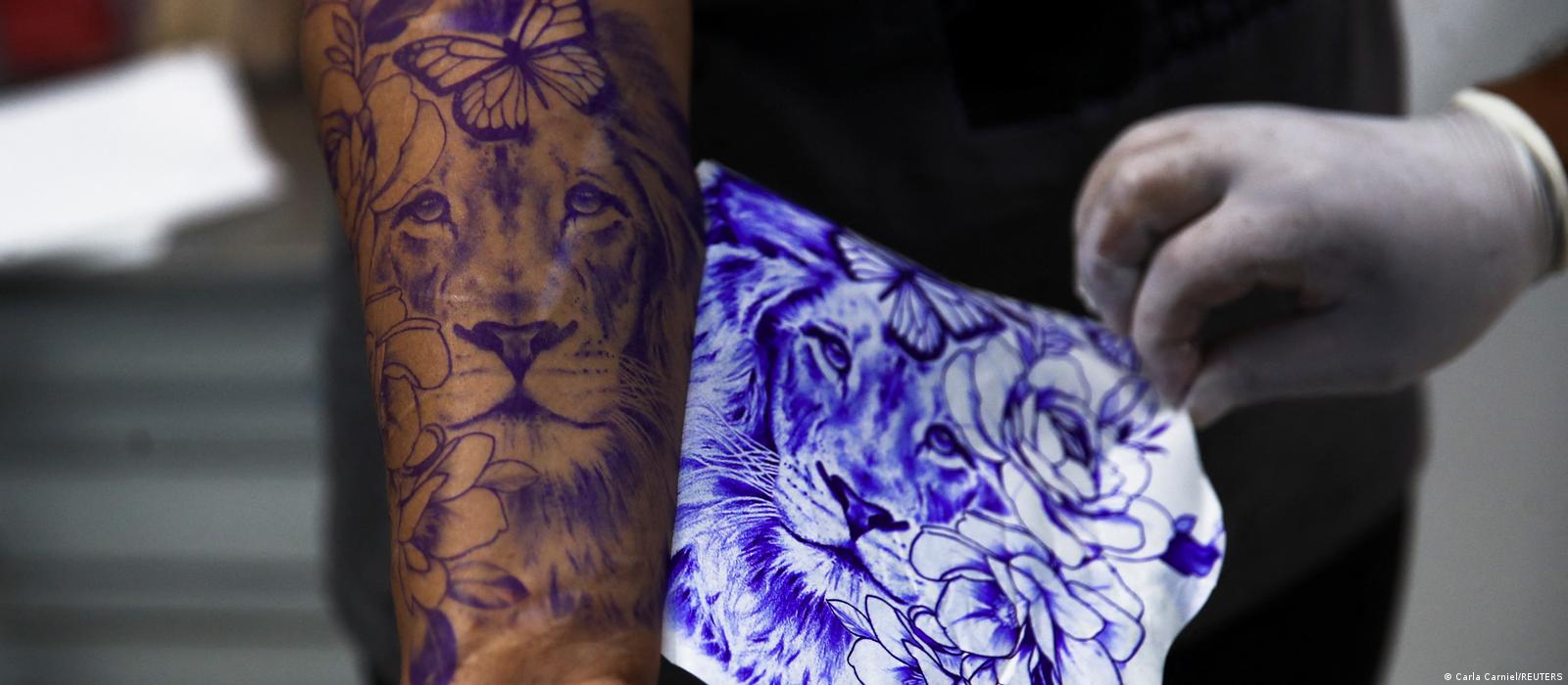 لماذا منع الاتحاد الأوروبي استخدام الألوان في الوشم؟ – DW – 2022/4/4, image size:1600x700