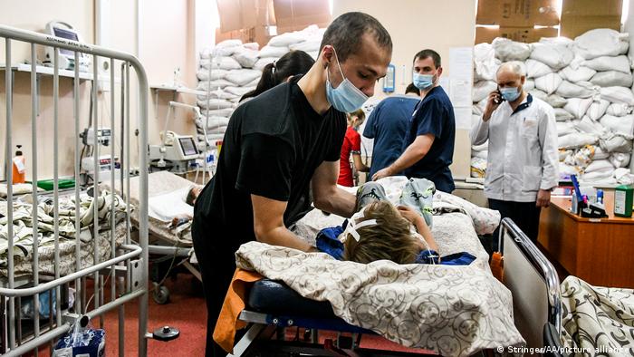 Un niño herido por bombardeo con misiles rusos aquí en el Hospital Saporischschja Mariúpol, Ucrania