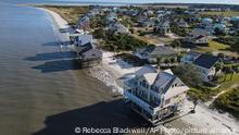 30.10.2021
Water laps the bottom level of four homes in Harbor Island, S.C., Saturday, Oct. 30, 2021, which had to be abandoned after years of beach erosion and damage from Hurricane Matthew in 2016. (AP Photo/Rebecca Blackwell)