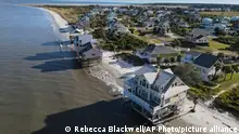 30.10.2021
Water laps the bottom level of four homes in Harbor Island, S.C., Saturday, Oct. 30, 2021, which had to be abandoned after years of beach erosion and damage from Hurricane Matthew in 2016. (AP Photo/Rebecca Blackwell)