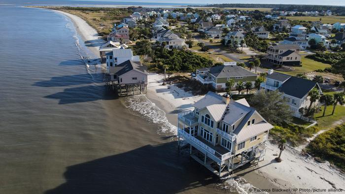 El agua sube en las costas de todos los continentes. En la isla Santa Elena, Carolina del Sur, EE. UU., estas lujosas casas de playa han tenido que se abandonadas.