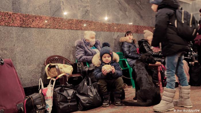 Беженцы на вокзале во Львове
