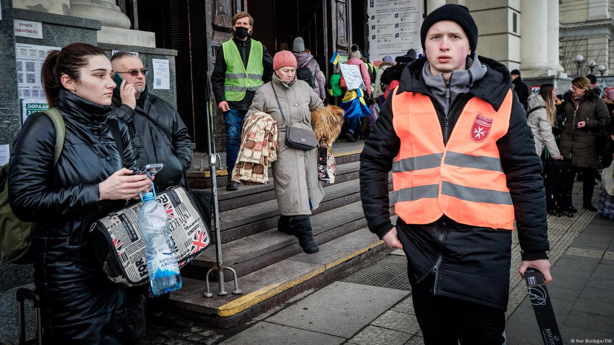 Вокзал во Львове. Ворота в Европу для беженцев (фотогалерея) – DW –  24.03.2022