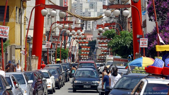 La mayor colonia japonesa fuera de Japón: faroles que cuelgan de grandes vigas sobre una calle están diseñados al estilo de las típicas lámparas japonesas en el barrio japonés Liberdade en Sao Paulo, Brasil. En la ciudad viven cerca de un millón de japoneses.