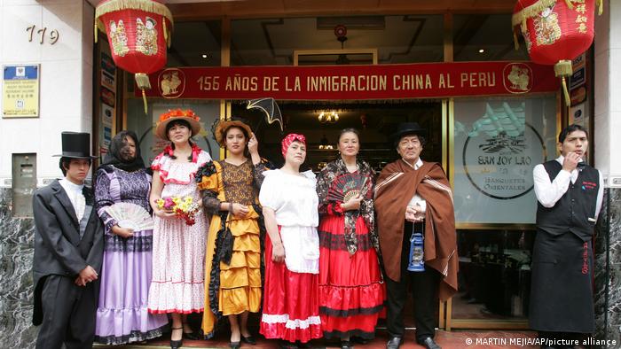 Descendientes peruanos de emigrantes chinos en Lima, Perú.