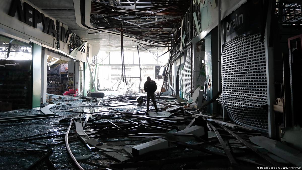 At least eight die after Kyiv mall hit by shelling – DW – 03/21/2022