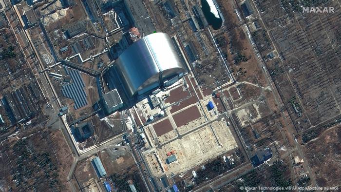 Luftaufnahme von der Kraftwerksruine in Tschernobyl mit dem glänzenden Dach der Schutzummantelung 