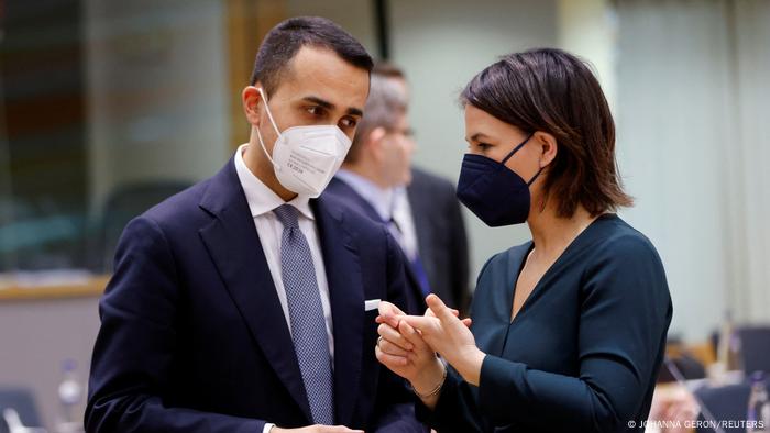 Bundesaußenministerin Annalena Baerbock im Gespräch mit ihrem italienischen Kollegen Luigi Di Maio 