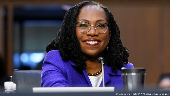 Ketanji Brown Jackson, primera juez afroamericana de la Corte Suprema  estadounidense | ACTUALIDAD | DW | 07.04.2022