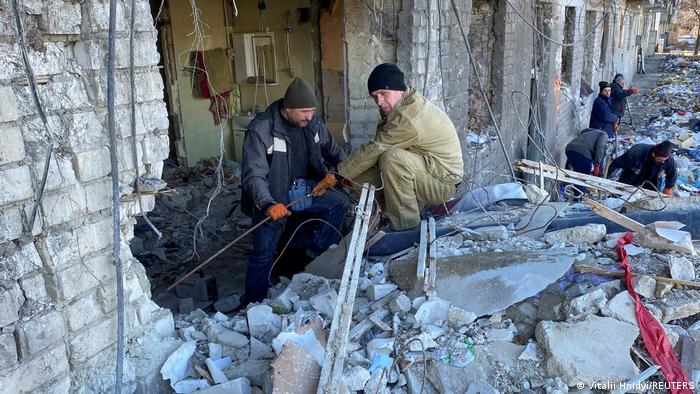 Ukriane Charkiw | Aufräumarbeiten in zerstörtem Wohngebäude 