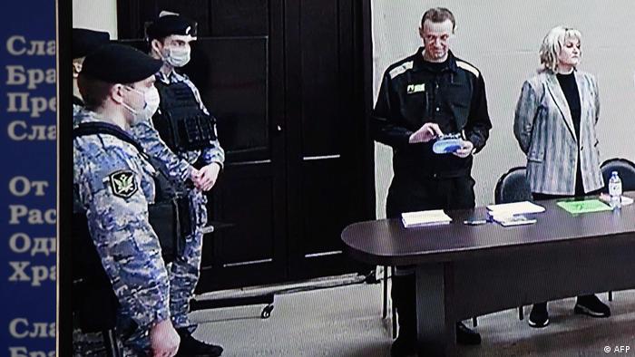 Russland Pokrov: Sezen einer Gerichtsverhandlung gegen Alexej Nawalny mit Sicherheitsleuten und 