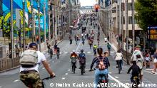 Radfahrer fahren am autofreien Sonntag eine Straße in der Innenstadt entlang. +++ dpa-Bildfunk +++