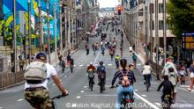 Radfahrer fahren am autofreien Sonntag eine Straße in der Innenstadt entlang. +++ dpa-Bildfunk +++