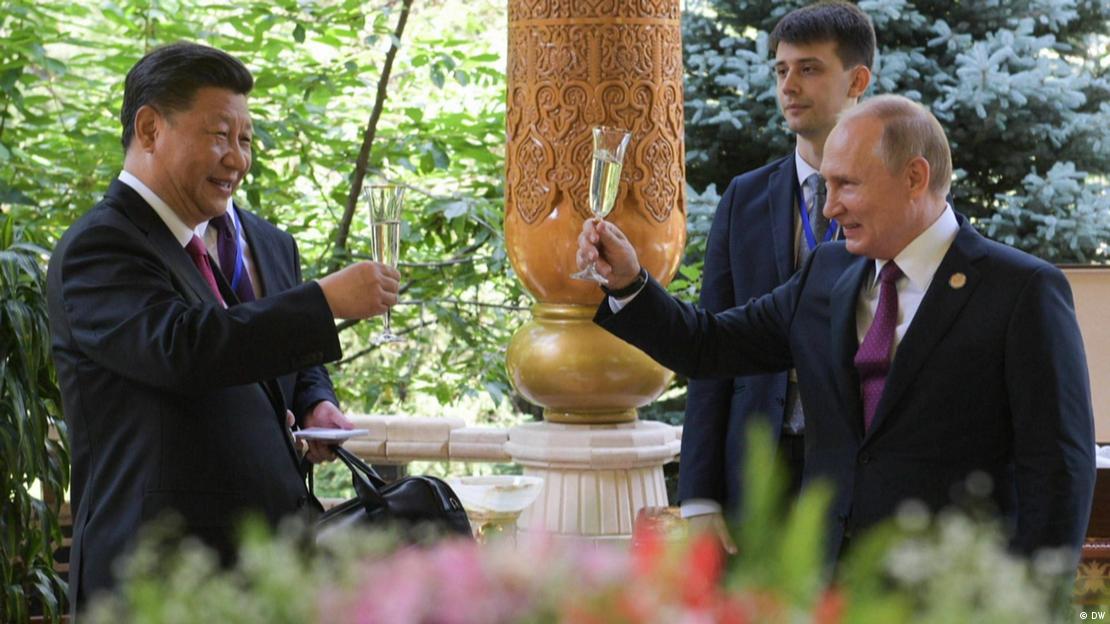 Presidentes Xi Jinping e Vladimir Putin fazem um brinde