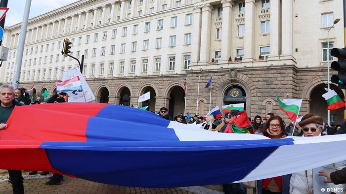 София: руски знамена пред сградата на Министерския съвет