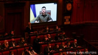 Zelenski durante su discurso ante el Parlamento de Italia.