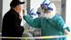 Coronatest in Peking, Personal in Schutzkleidung entnimmt eine Probe. Coronatest in Peking, Personal in Schutzkleidung entnimmt eine Probe.